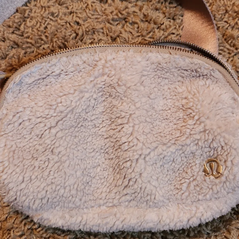 Lululemon Athletica Tan Sherpa Belt Bag - Picture 3 of 11